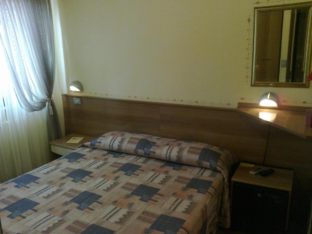 Hotel Belvedere Сирмионе Стая снимка